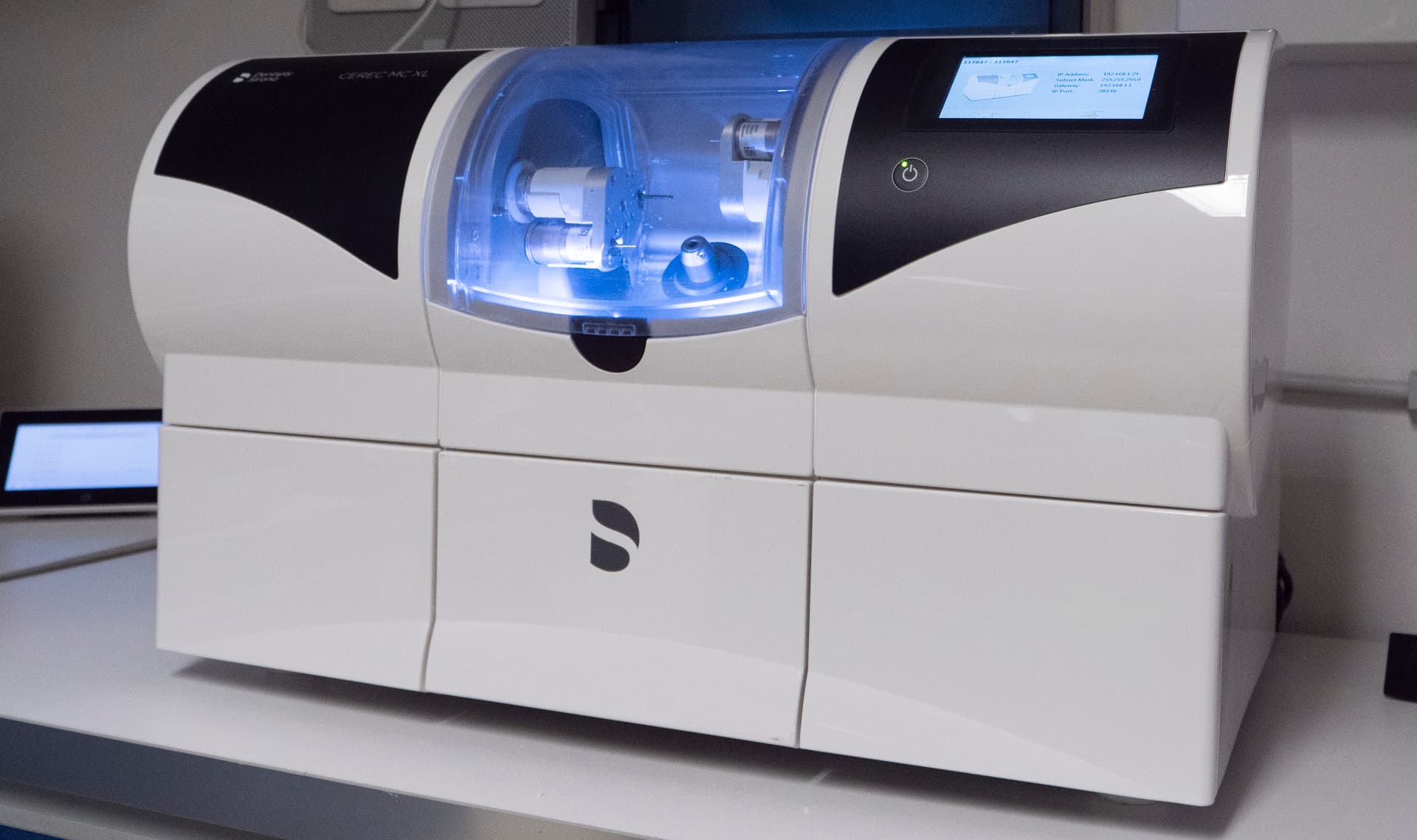 Fresatrice CEREC MC XL mentre realizza una protezione dentale