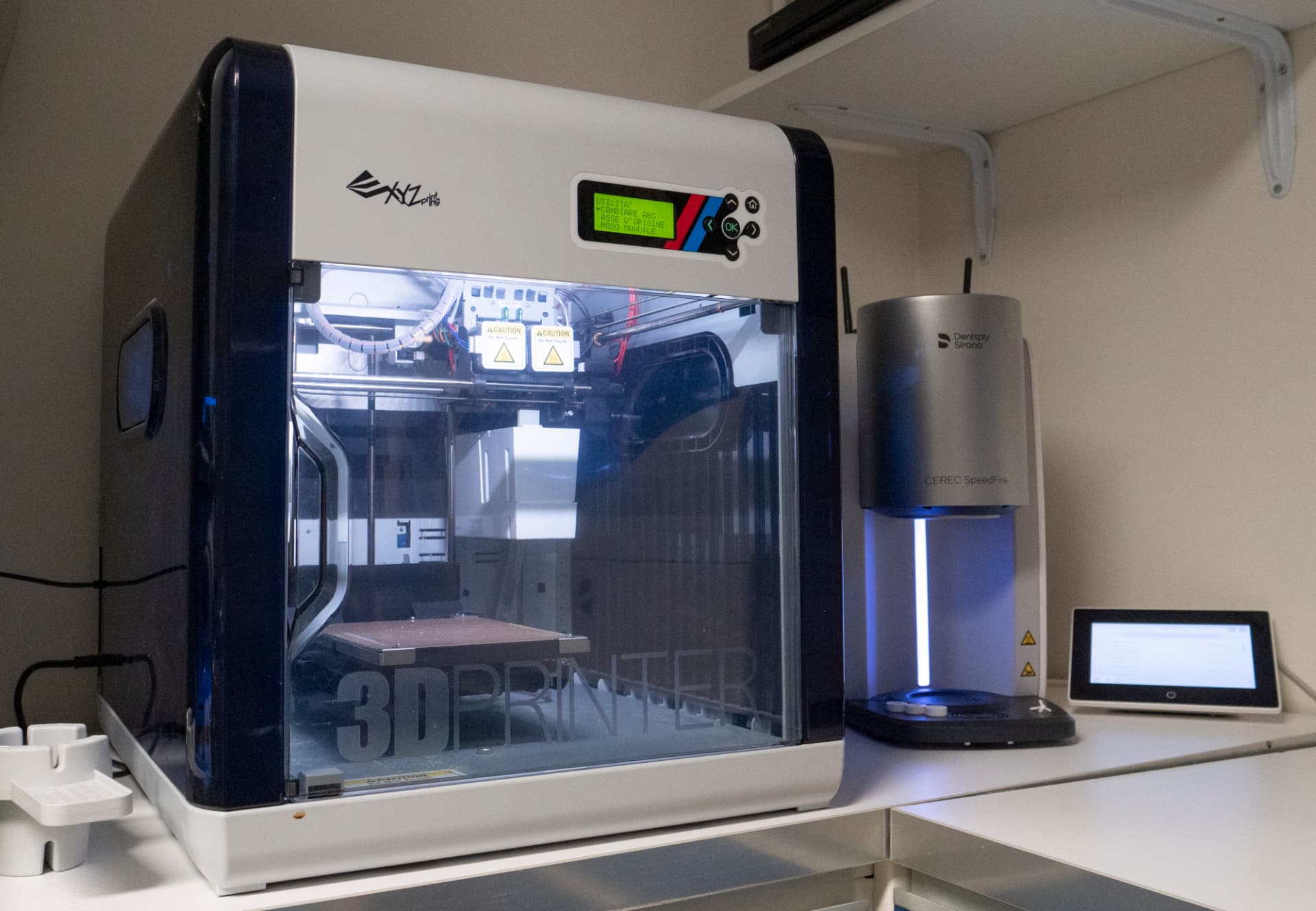 Stampante 3D e forno CEREC SpeedFire su un piano di lavoro